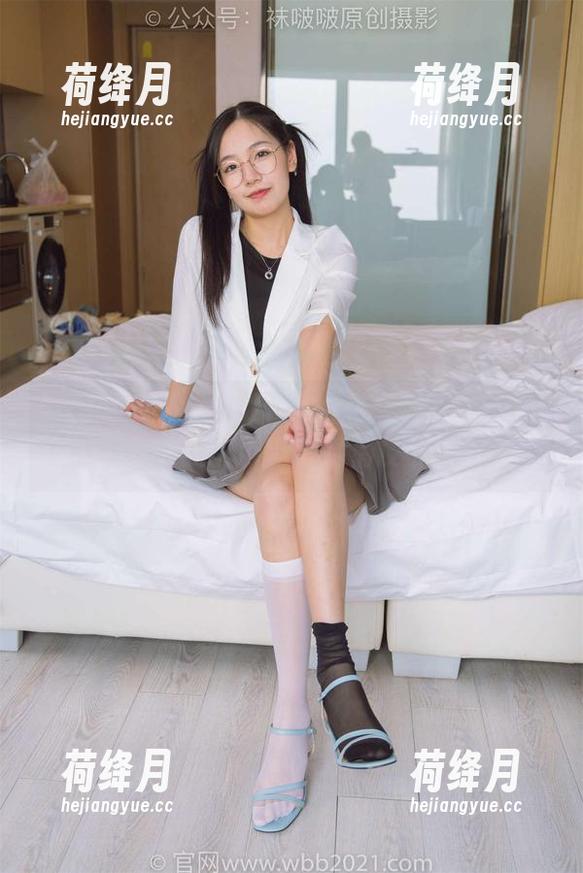 BoBoSocks袜啵啵 - 点击看小甜豆的堆堆袜套，原图展示了她俏皮的侧面。