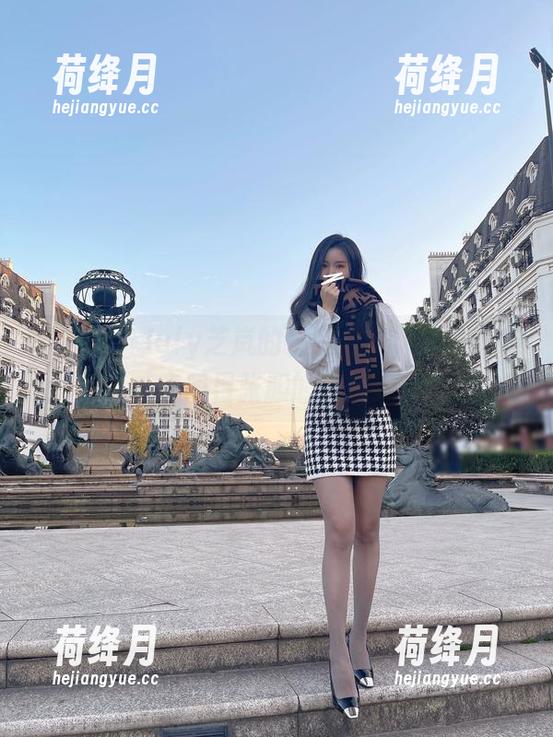 微密圈 - July芝岚的长腿合集，隐约间有点明目张胆的诱惑。