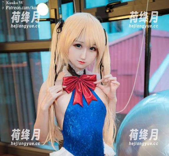 看这款红裙！KuukoW最新作品集干脆就不顾忌你的视线。