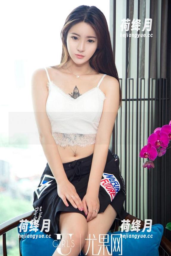 UGirls尤果网 - 松果儿的长腿写真，高清得就差一根藤条往上爬了。
