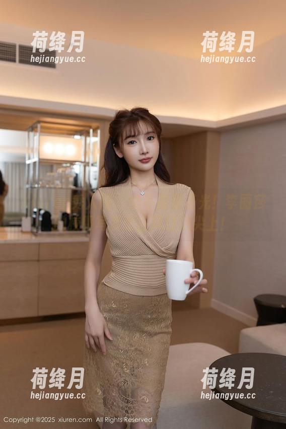 Xiuren秀人网 - 美不需要圣光！李丽莎的校服写真走在风口浪尖上！