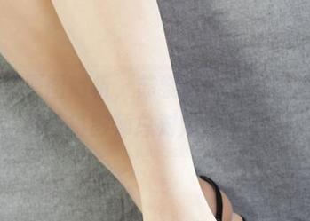 丽柜 – 原图赏析，苏黎这位女同事的风姿，难怪摄影师总对她念念不忘。