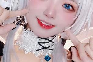 伊喵君_Nya的短裙写真图册，捡漏之旅从此开启！你相信吗？我俩都在马路上捡到了那个包！