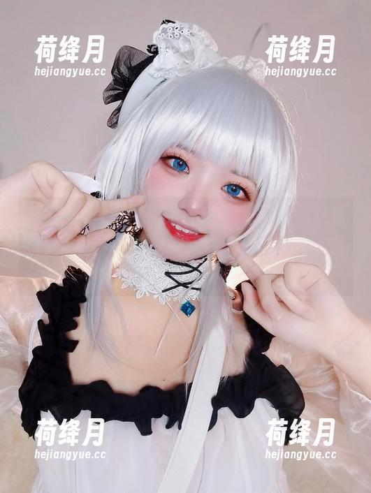 伊喵君_Nya的短裙写真图册，捡漏之旅从此开启！你相信吗？我俩都在马路上捡到了那个包！