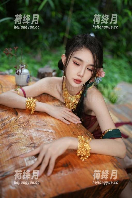 仔细看，余多多Dudu的职业装照片里每一个细节都别有一番风味，摄影师真不简单。
