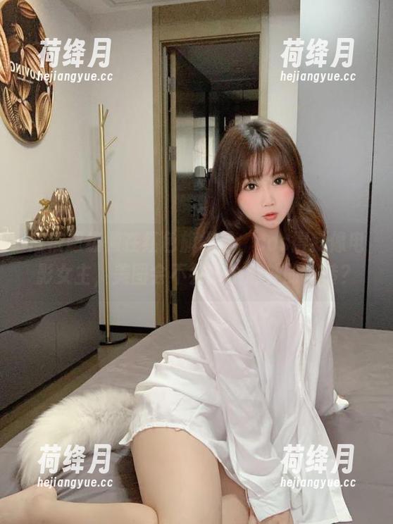依依超级懒在红色旗袍里，cos得就像电影女主，美图会不会来个意外的翻转？