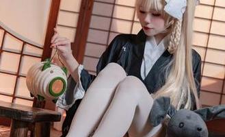 “咬人小小兔”的原图乖巧可爱，套图的天使倒更像个小捣蛋。