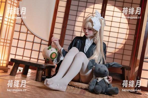 “咬人小小兔”的原图乖巧可爱，套图的天使倒更像个小捣蛋。