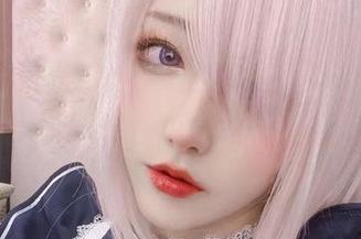 啾小妍Deer与海的微妙‘cos’互动——看着她，我的目光却被波光粼粼夺去。