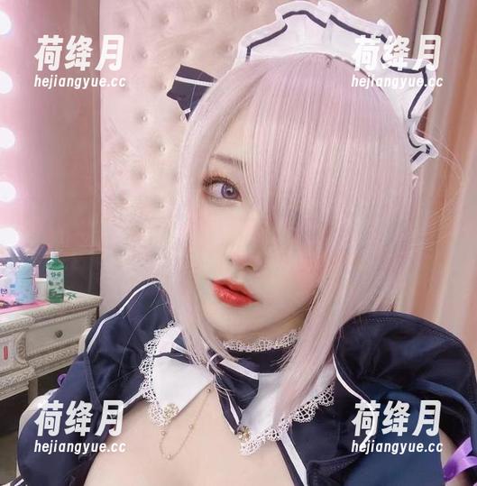 啾小妍Deer与海的微妙‘cos’互动——看着她，我的目光却被波光粼粼夺去。