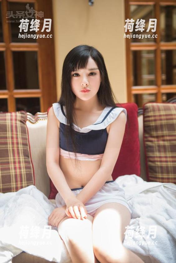 头条女神-乔安 头条女神 - 当厨娘遇上黑纱:乔安巧妙利用原图与图册之间的转换。