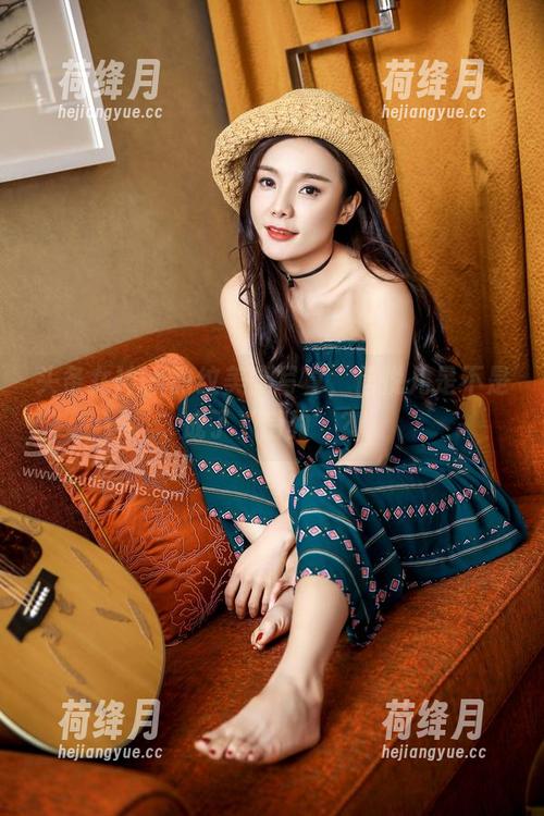 头条女神 - 豹纹美腿写真，信悦儿是不是成了‘猎豹’？
