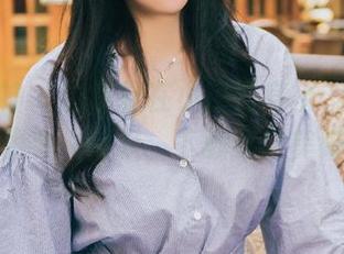头条女神 – 白裙挂在小热巴身上，图片里的风景令人驻足，下载这份美好吧！
