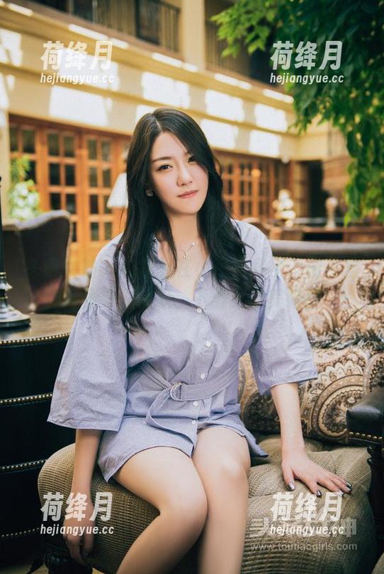 头条女神 - 白裙挂在小热巴身上，图片里的风景令人驻足，下载这份美好吧！