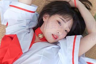 姜仁卿(강인경)把海边变成了他的滑稽舞台，写真集里资源见功力，你懂得？