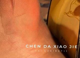 微密圈 – 翻阅宸大小姐的灰丝图库，像是在寻找遗失的灵感。