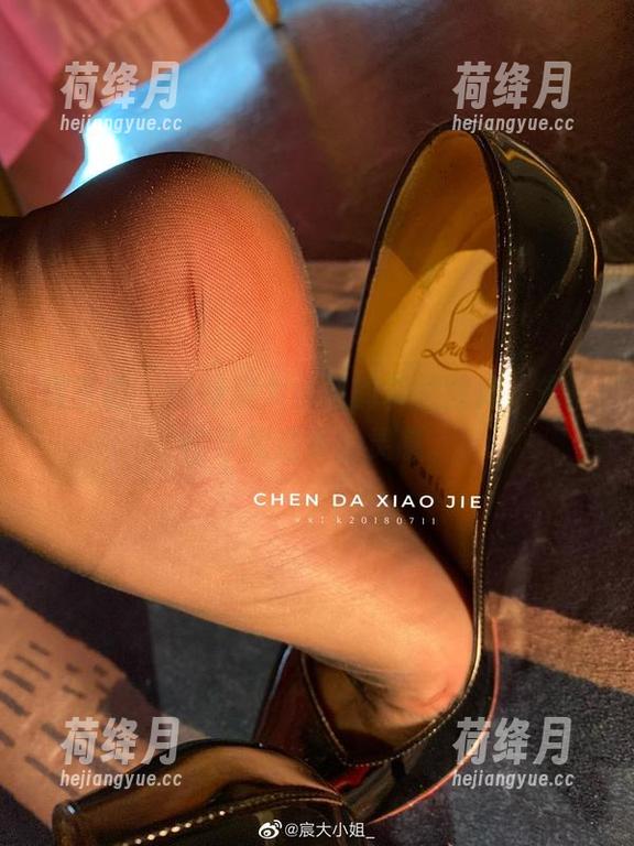 微密圈 - 翻阅宸大小姐的灰丝图库，像是在寻找遗失的灵感。