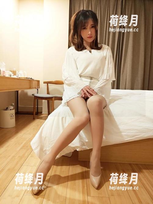 小女巫露娜携手小米裙，户外写真里满是小资情调和奇妙资源！
