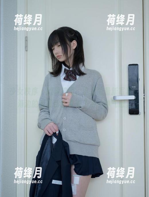 少女秩序 - 微风拂面，小鱼的最新写真，海边的潮湿仿佛带来了另一种气息。