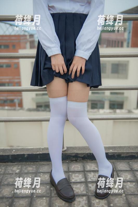 这白丝卫衣，少女秩序的作品，图片感受四溅，真让人想聊个天。