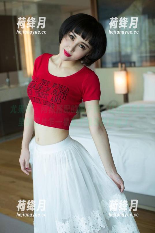 尤果网 - 网袜搭配的游子熙，让这组写真里的照片乍一看就不想移开目光了。