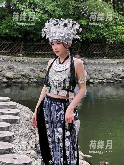御子Yumiko的圣诞写真更新，时光不止流淌，侧脸尽显甜蜜捕捉。
