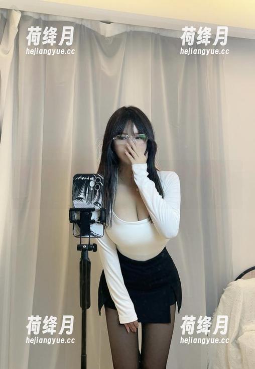 微密圈 - 是可馨吖2021最新写真展示，惊出现役感！