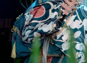 不只是浴缸，原图让人对“爆机少女喵小吉”这照片产生了无尽遐想。