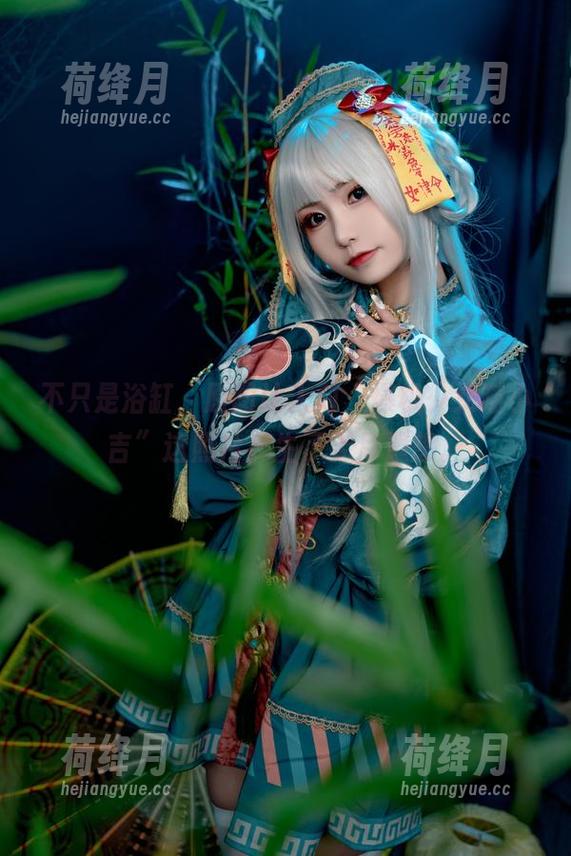不只是浴缸，原图让人对“爆机少女喵小吉”这照片产生了无尽遐想。