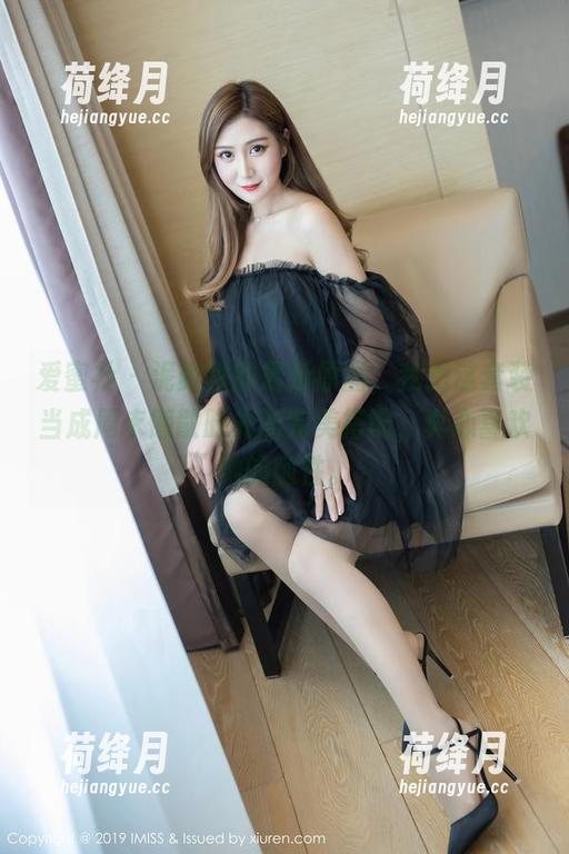 爱蜜社 - 泥鳅鳅的最新原图，我把这套装当成周末懒散时光的完美搭配，真心喜欢她的随性。