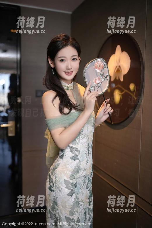 秀人网 - 原图中伊诺的瑜伽POSE，让我发现自己其实适合坐在沙发上练习‘看起来很拼的休息’…