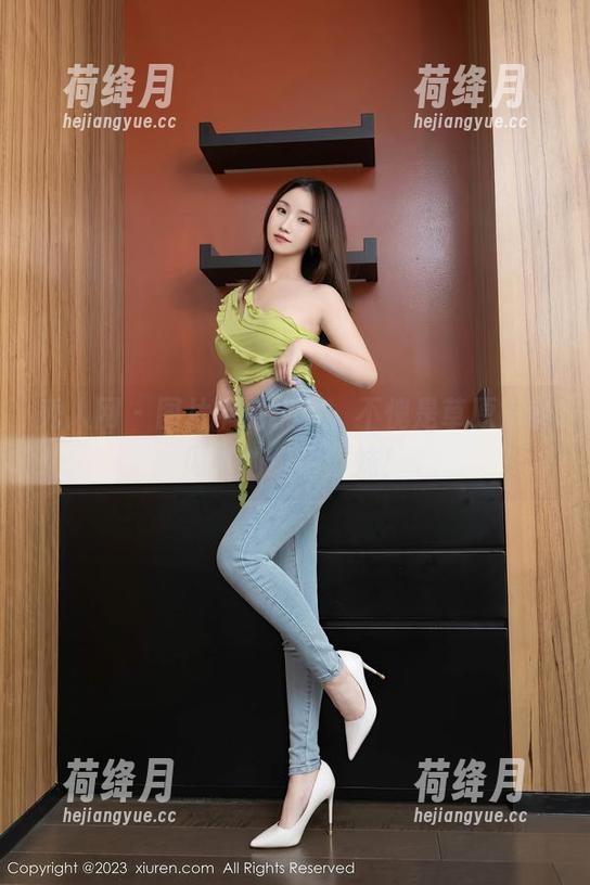 秀人网 - 图片中的优酱，不愧是草原上最闪亮的“牛”妹！