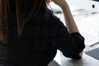 秀人网 – 教室、周波儿与写真：这可能是最没有正式感的学校时光了，让人想要反复观看。