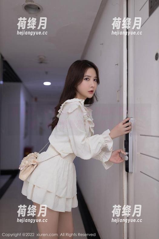 秀人网 - 小乔babyb的最新制服图片出炉，看来她是开始玩细节了？