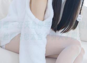 稚乖画册 – 在天台停车场，夜夜的私房肉丝图片也太会勾引人了吧？
