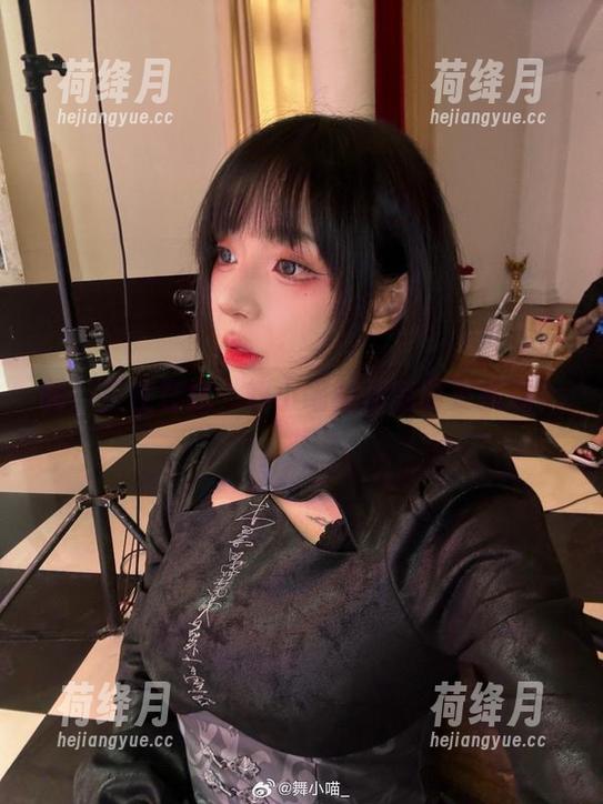 嗨！正在在线，舞小喵红裙随时更新哦！