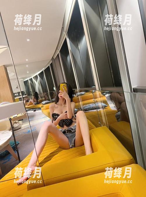 微密圈 - 大红皮衣上线！葛征的原图时刻让人想要赞叹，两眼放光