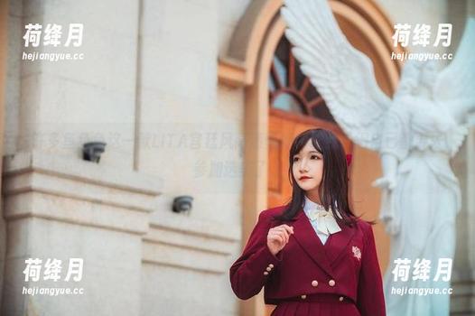 许多鱼鱼鱼这一款LITA宫廷风高清壁纸，让我觉得自己都要去参加选美了。