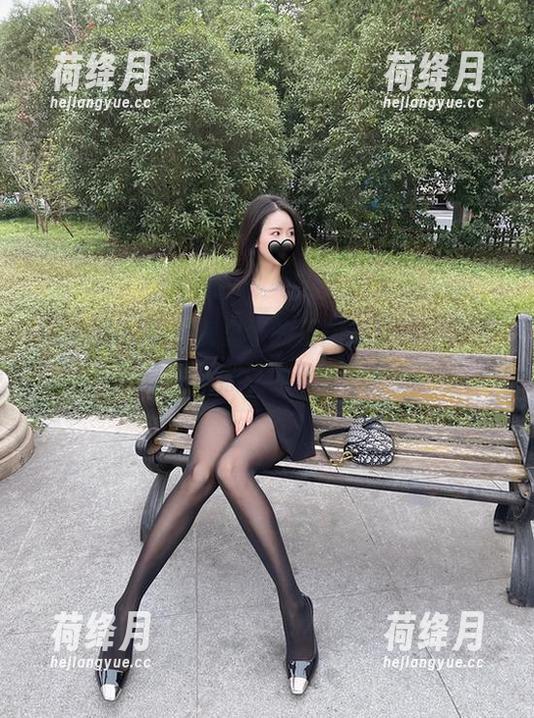 微密圈 - 牛仔裤里丝的反应，软妹小九九的作品果然让人陷入沉思。