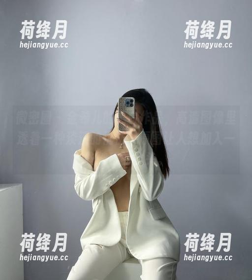 微密圈 - 金希儿的黑白作品，高清图像里透着一种淡淡的忧伤，原图让人想加入一些破碎的念头。