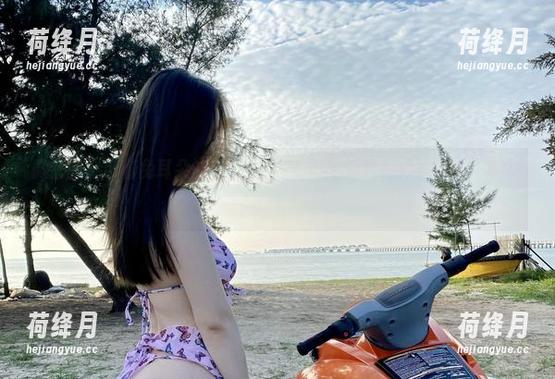 微密圈 - 带着兔耳朵的铁锤姐姐：红色写真原图分享，来点不一样的视角吧。