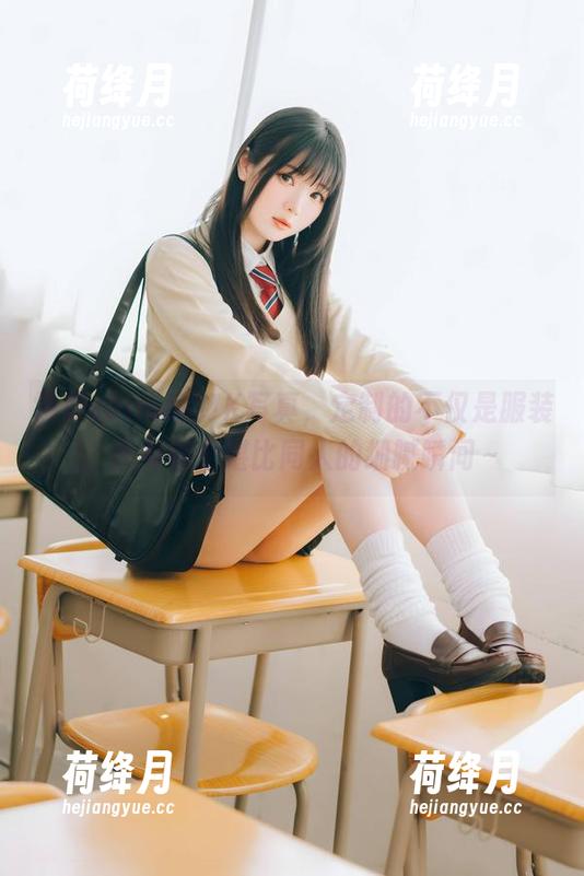 霜月shimo的JK写真，定制的不仅是服装，还有每个堪比同人的细腻瞬间～