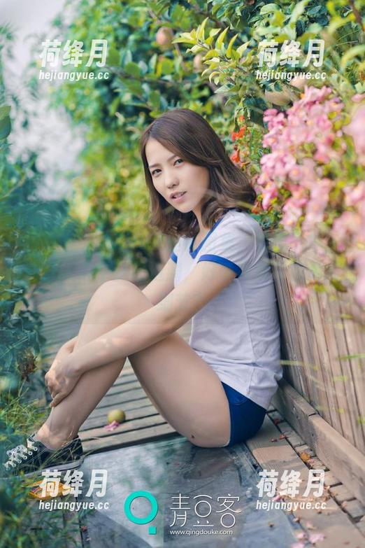 青豆客 - AZHUA丝袜图集，看似平常，却让人心中泛起涟漪，好奇有没有隐藏的细节？