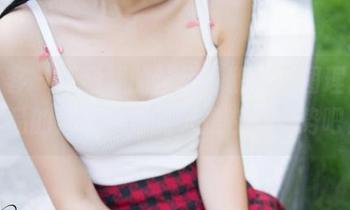 青豆客 – 汪佩妮的泳装，我在试图理解这作品的深意，可能只是在摆姿势吧。