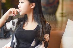 青豆客 – 看王婉悠的私拍化身“厨房女神”，套图里的我也想学学做菜。