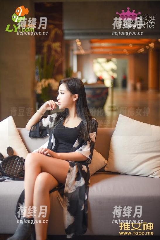 青豆客 - 看王婉悠的私拍化身“厨房女神”，套图里的我也想学学做菜。