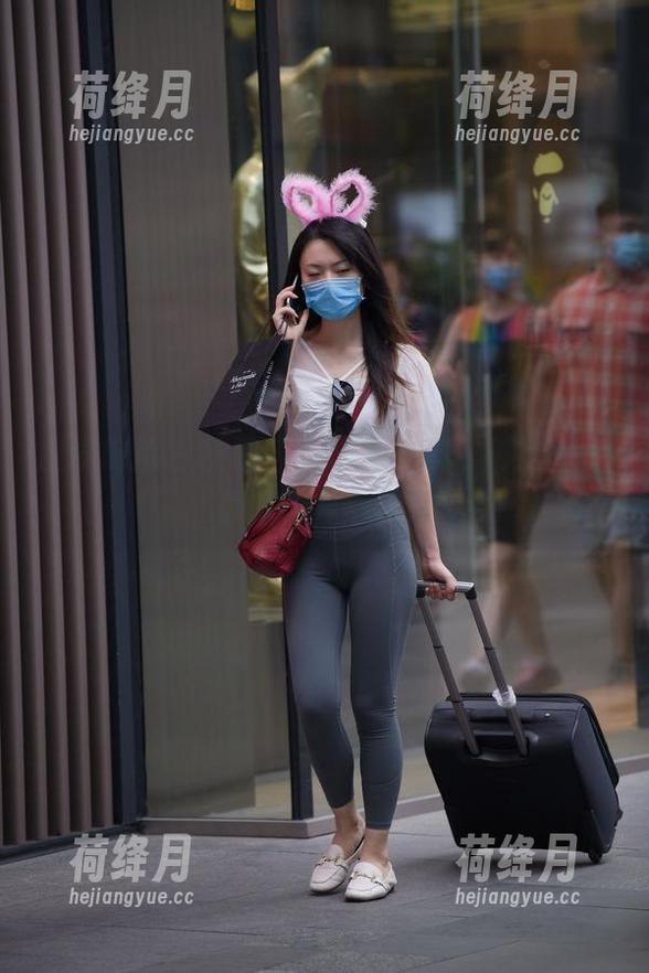 魔镜街拍 - 灰裙OL的休闲时光，婷婷私拍原图让我心痒痒