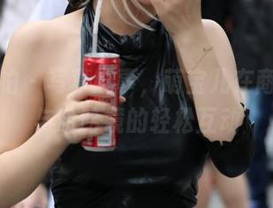 魔镜街拍 – 写真趣事，萌宝儿在商业广场与哈哈镜的轻松互动
