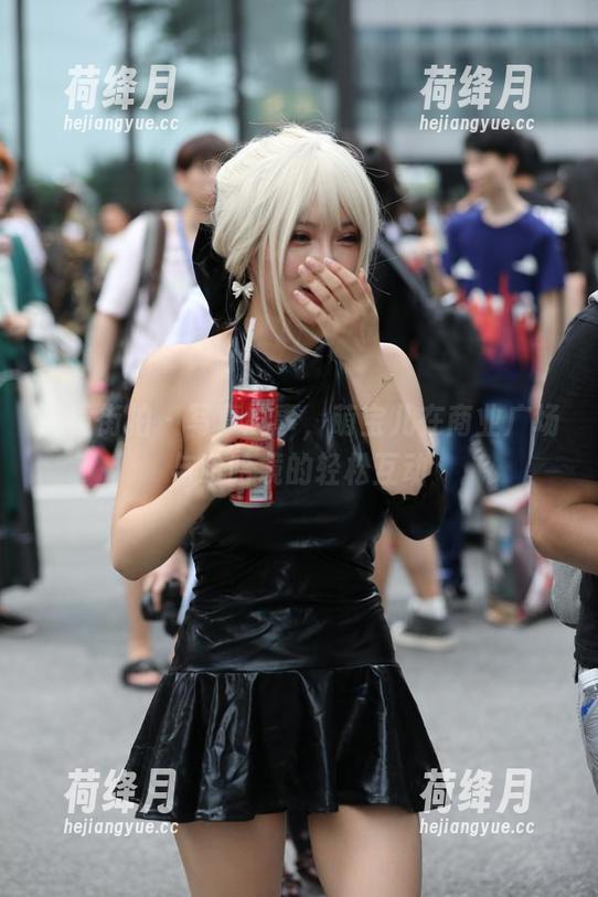 魔镜街拍 - 写真趣事，萌宝儿在商业广场与哈哈镜的轻松互动
