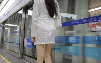 有种甜蜜叫魔镜街拍，私拍白裙美眉像是被赋予了生命，资源真是令人赞叹的极致美感